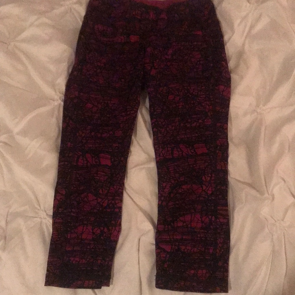 Black and magenta patterned crop leggings